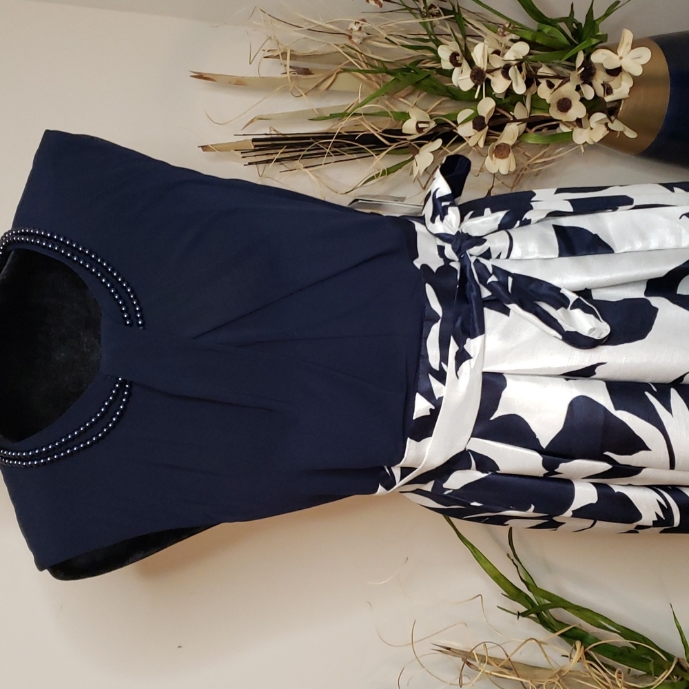 High-low navy blue and white dress, with two strands of navy blue pearls. - Picture 3 of 9
